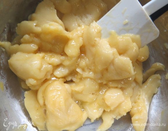 Добавляем яйца в тесто по одному, каждый раз тщательно вмешивая яйцо в тесто при помощи лопатки. Внимательно следите за консистенцией теста. Оно будет становиться все эластичнее, глянцевее и жиже. 