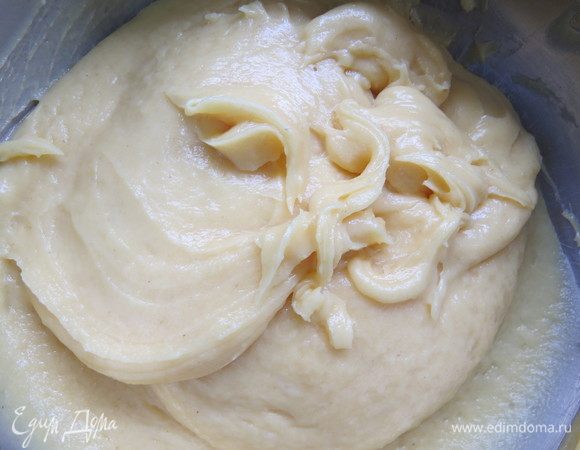 Готовое тесто должно быть гладким и блестящим, без комочков, неспеша сползать с ложки, образуя «птичий язычок», но не быть слишком жидким. Если капнуть его на пергамент, оно не растекается. Перекладываем тесто в мешок с круглой насадкой, либо просто отрезаем уголок у мешка. 