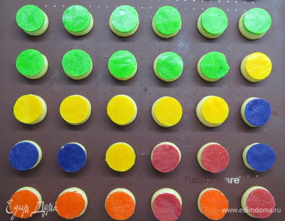 Духовку разогреть до 200°С. Достаем из морозилки кракелин и нарезаем его «монетками» диаметром примерно 3 см. Главное — не давать кракелину растаять, он всегда должен быть очень холодным, а лучше —
 замерзшим. Заварное тесто отсадить на пергамент кружочками диаметром также 3 см. Между заготовками нужно оставить 4-5 см, т.к. пирожные увеличатся вдвое. Намочите палец в холодной воде и тщательно сгладьте «хвостик» на отсаженном тесте — если этого не сделать, то лопнет корочка.
Накрыть каждое будущее пирожное «монеткой» из кракелина и отправить в духовку на 10-15 мин. 