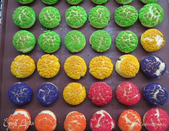 Ориентируйтесь по бокам пирожных, они должны хорошо зарумяниться. Если вынуть слишком рано — пирожные опадут, лучше пусть они еще поувереннее румянятся. Если вышло так, что партию сделали, вынули, и они все же «сдулись», в следующий заход в конце откройте духовку и пусть они там минут 5 доходят (скорее всего, у вас холодно в кухне, и перепад температур портит все). Готовые пирожные остудить на решетке.