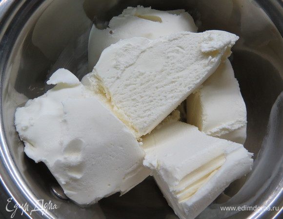 Готовим заварной крем на пломбире. Пломбир поместить в кастрюльку и растопить не небольшом огне.