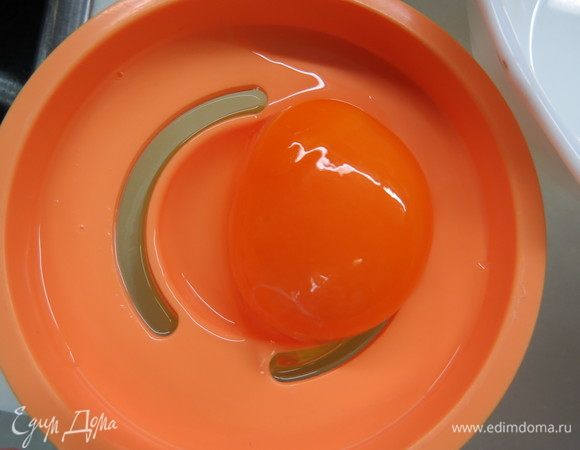 Отделить желтки от белков, нам понадобятся только желтки.