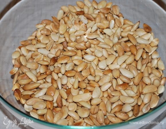 Миндаль обдать кипятком, почистить и поджарить в духовке.