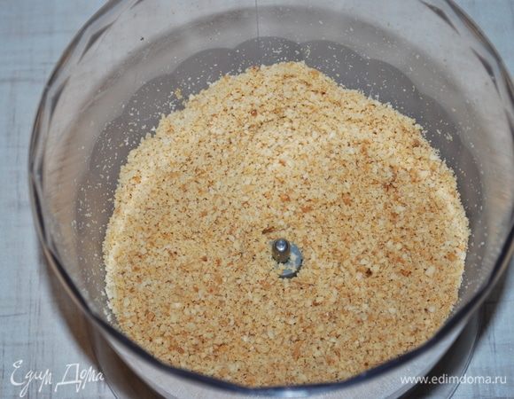 В блендере измельчить не очень сильно 75 г миндаля, чтобы оставались кусочки орехов.