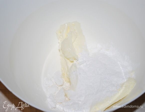 Взбить мягкое сливочное масло (110 г) с сахарной пудрой (70 г).
