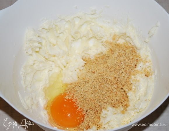 Добавить яйцо, часть измельченных орехов и соль.