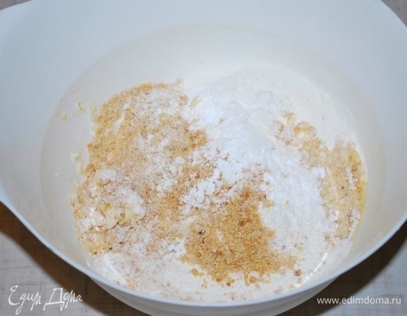 Всыпать муку (110 г) и оставшиеся измельченные орехи. Все перемешать.