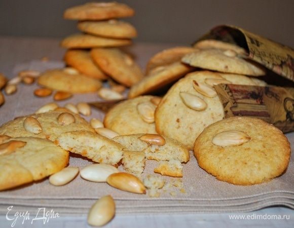 Вкусное рассыпчатое ореховое печенье готово.