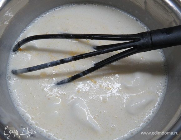 Мороженое, желтки и ванильный сахар (у меня с натуральной ванилью) поместить в миску и поставить уваривать на медленном огне, постоянно помешивая.