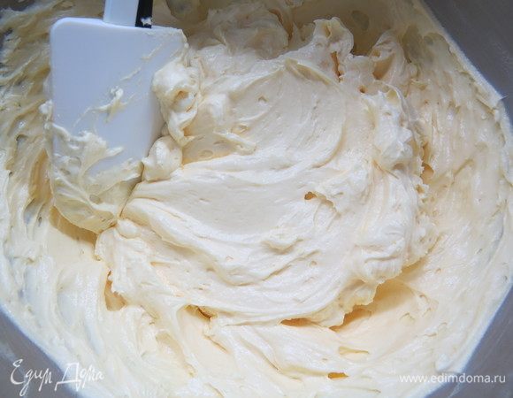 Масло комнатной температуры взбить до побеления и пышности, добавить масло по одной столовой ложке в заварной крем, взбивая каждый раз до блестящей поверхности. 
Важно: масло и заварной крем обязательно должны быть одной температуры.