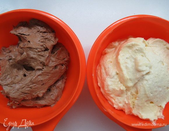 Крем разделить на 3 части. Одну часть оставляем как есть, во вторую добавляем просеянное какао, взбиваем до однородности. В третью часть добавляем мелко порубленные орехи.
