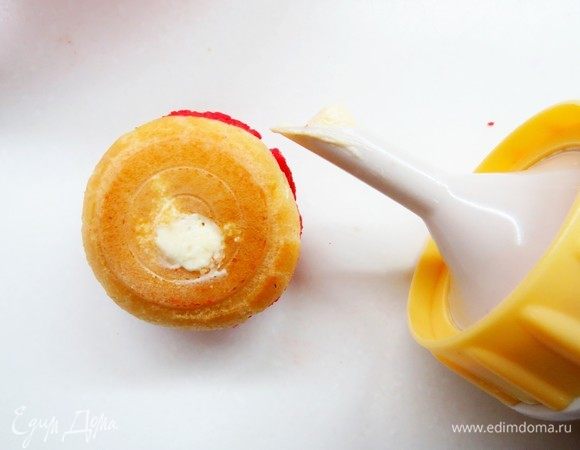 С помощью кондитерского шприца заполняем заварные пирожные кремом.