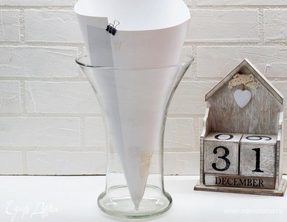 Приступаем к сборке. Из плотной бумаги сворачиваем конус. Готовый конус помещаем верхушкой вниз в любую подходящую емкость, которая будет его ровно держать. Я использовала большую вазу.