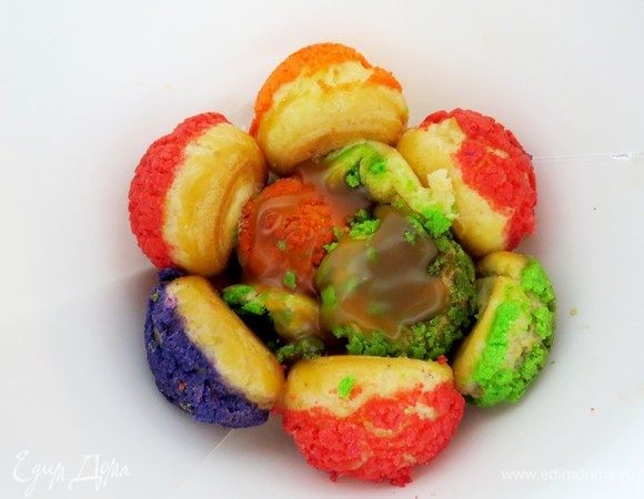 Заполняем конус пирожными до самого верха. Последний слой должен быть ровным и плоским, чтоб наша конструкция могла стоять. Оставляем на несколько часов в холоде, чтобы наша елочка схватилась.