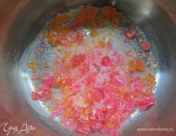 Для карамельных нитей можно сварить карамель из сахара, но я делаю проще. Беру готовые леденцы, разбиваю их молотком и кладу в сотейник с толстым дном. Нагреваю на среднем огне до растворения карамели. 