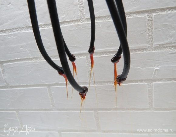 Далее опускаем туда вилку или открытый веник, за ним сразу потянутся тонкие карамельные нити, которыми мы должны окутать нашу елочку.