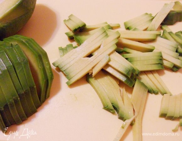 Подготовленное авокадо аккуратно нарезать соломкой.