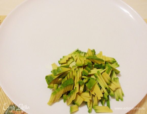 Выкладывая каждый ингредиент салата на общее блюдо, не забываем произносить вслух его символическое значение. Перекладывая авокадо горкой на большое блюдо, желаем добра и удачи тем, кто будет есть этот салат.