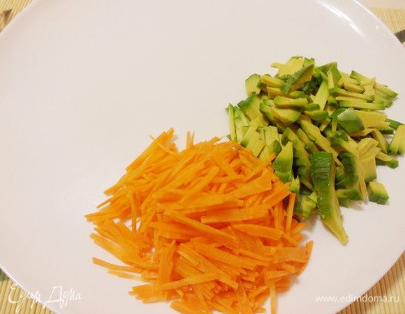 Выкладывая морковь на общее блюдо, говорим о том, что морковь сулит приближение удачи в Новом году. 