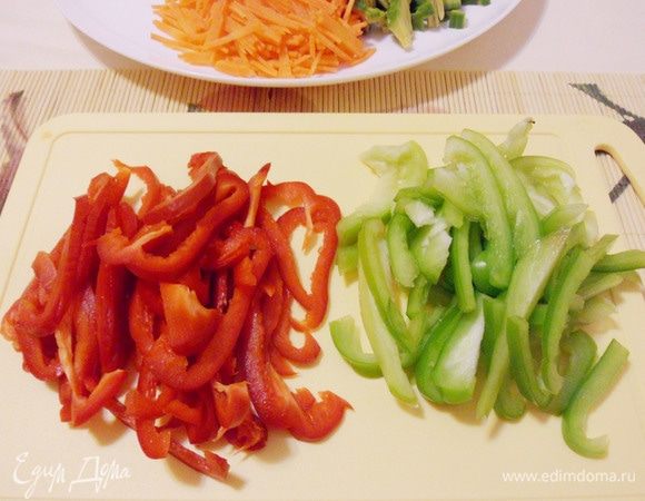 Очищенные красный и зеленый перцы нарезать соломкой.