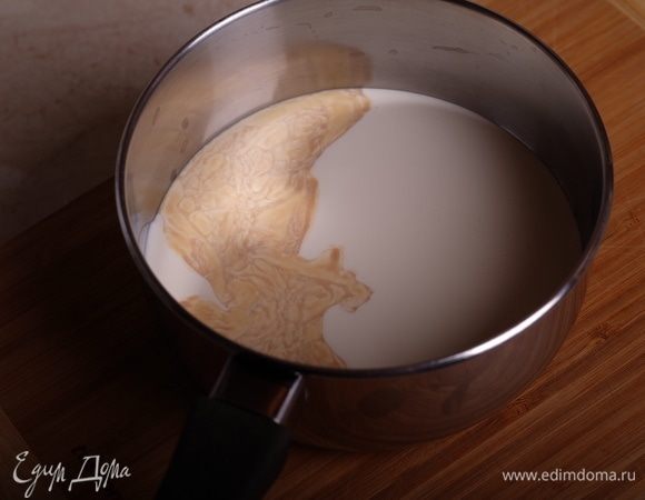 В небольшом сотейнике смешать сливки и ликер, нагреть их, не доводя до кипения.