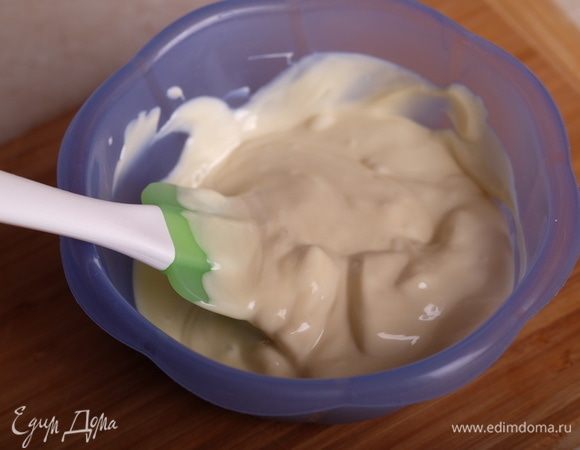 Белый шоколад растопить в микроволновке или на водяной бане. 