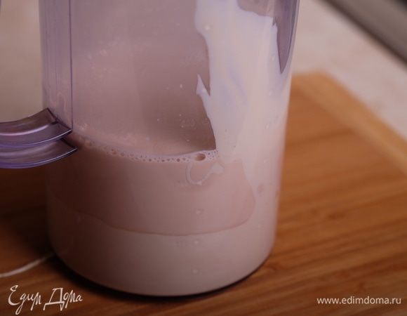 Переложить шоколад в чашу для погружного блендера, влить в нее горячую сливочно-ликерную смесь.