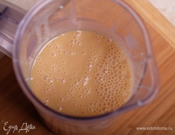 Пробить блендером, постепенно добавляя нарезанное кубиками сливочное масло.