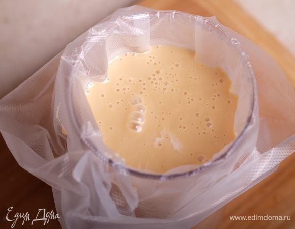 И окончательно пробить блендером. Перелить ганаш в большой кондитерский мешок и убрать в холодильник на 8–12 часов.