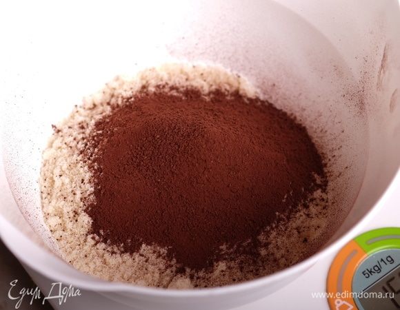 Готовим миндальные половинки для макарон. Для этого смешать миндальную муку и сахарную пудру, сверху просеять какао-порошок. Какао необходимо брать самого лучшего качества, разумеется, «Золотой ярлык» и прочие аналогичные варианты здесь не подойдут. Я использую алкализованное какао Barry Callebaut.