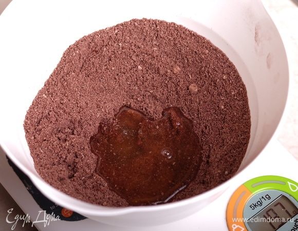 Перемешать смесь и добавить 55 г белков. Белки рекомендуется «состарить». То есть, примерно за сутки отделить белки и оставить их при комнатной температуре. Скажу честно — я иногда про это забываю и использую свежие белки. Особой разницы в результате я не заметила.