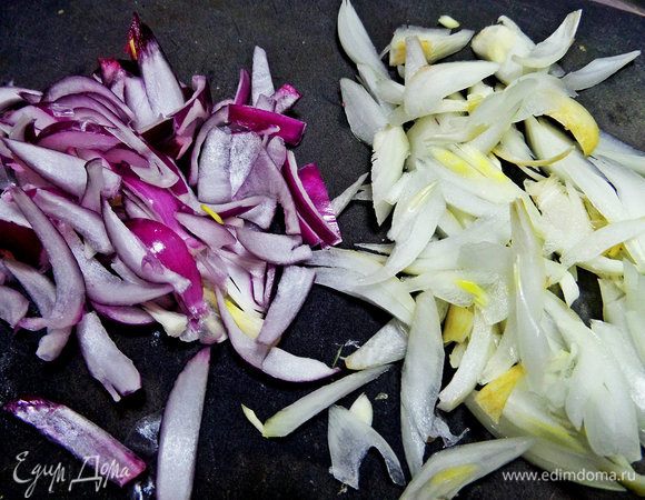 Нашинковать два вида лука.
