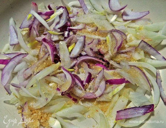 Лук обжарить на масле с добавлением сахара.