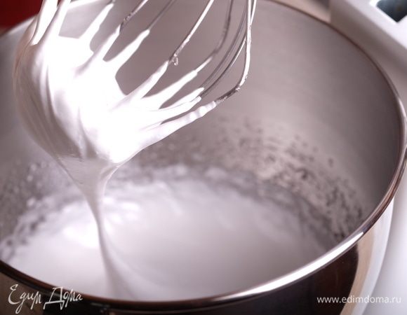 Взбивать белки до состояния «мягкий клюв» — температура меренги должна быть около 50°С. Как видите, белок не плотно «сидит» на венчике, а слегка свисает под собственной тяжестью.