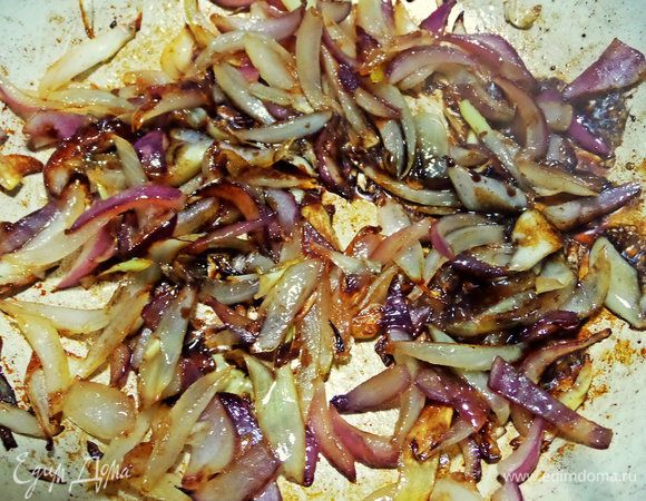 Влить сладкий соевый соус и уксус. Уксус можно заменить лимонный соком или соком граната.