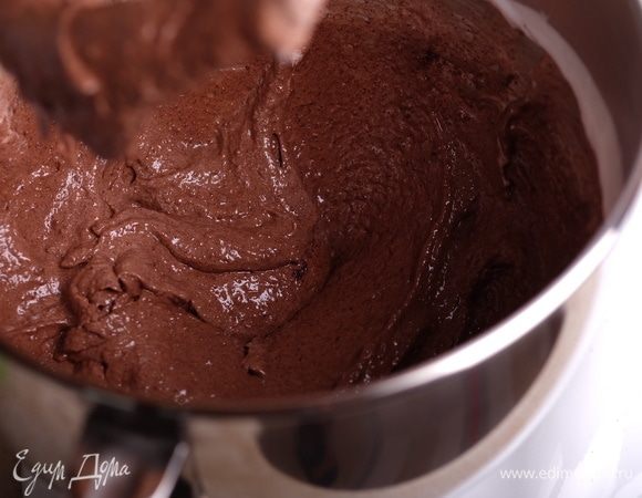 В итоге получается вот такое тесто. Как проверить, что макаронаж готов? Тесто должно с трудом, но стекать с венчика или со спатулы так называемой «лентой».