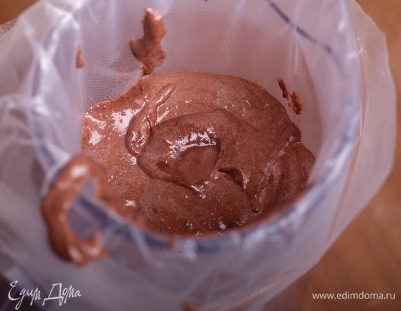 Без промедления переложить макаронаж в большой кондитерский мешок с круглой насадкой 0,5–1 см.