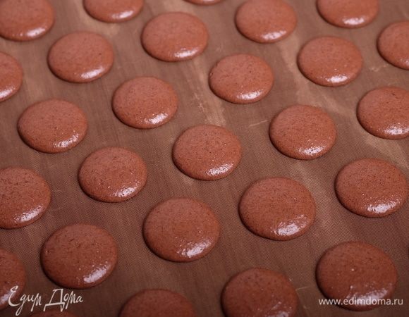 И отсадить аккуратные кружочки будущих половинок. Чтобы освободить макарон от воздушных полостей и сравнять «хвостики», нужно постучать противнем по столу или др. поверхности.