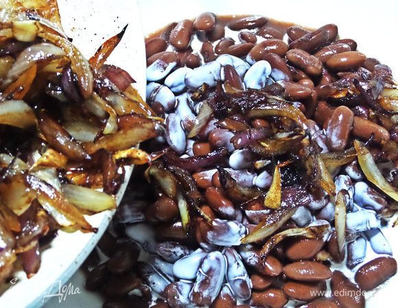 Переложить лук к фасоли.