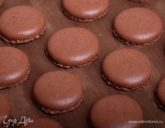 Выпекать макарон в течение примерно 15–17 минут. Готовым крышечкам дать остыть при комнатной температуре — тогда они без труда отойдут от коврика. Если они прилипли к коврику, то либо коврик не подходит для выпечки макарон, либо вы их недопекли.