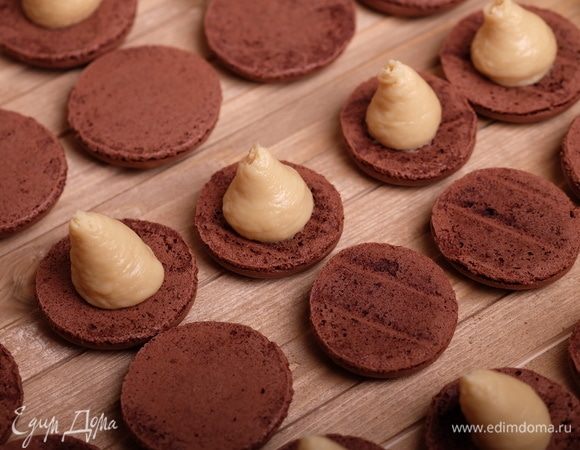 Готовые крышечки разделить попарно, на одну половинку нанести начинку, накрыть второй половинкой, аккуратно прижать.