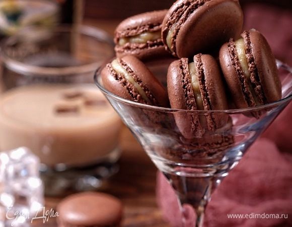 Готовые макарон убрать в холодильник минимум на сутки, перед подачей подержать при комнатной температуре в течение 15–20 минут.