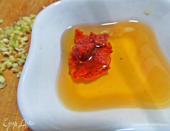 Для крекеров развести томатную пасту в масле.