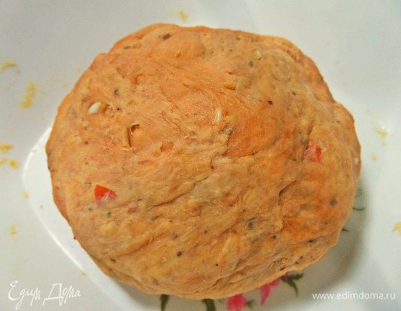 Замесить крутое тесто. Положить на полчаса в холодильник.