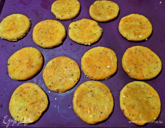 Вырезать стаканом кружочки.