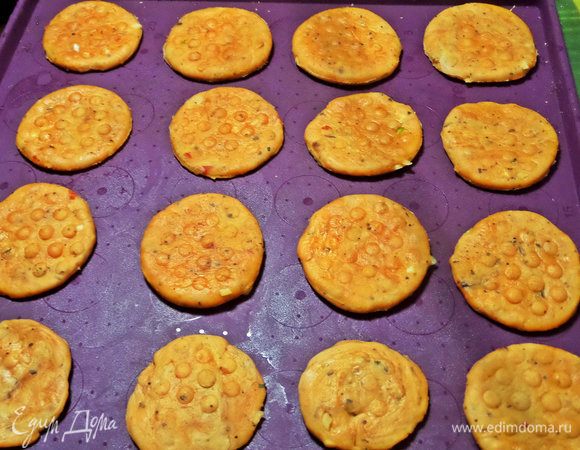 Прижать толкушкой для пюре.