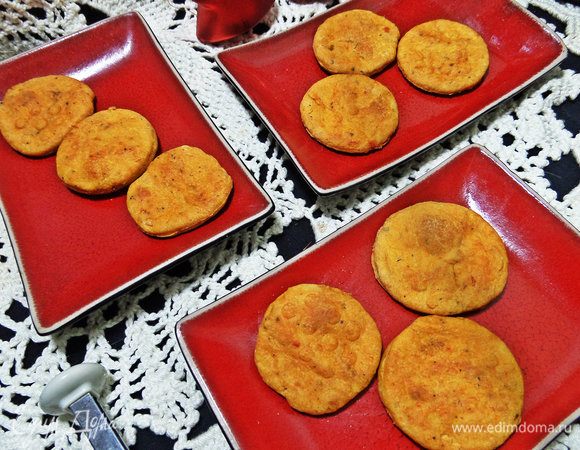 Крекеры лучше сразу разместить на тарелках, в которых подавать.