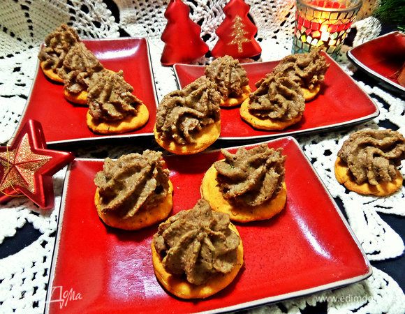 Выдавить при помощи насадки «звездочка» паштет на основу.