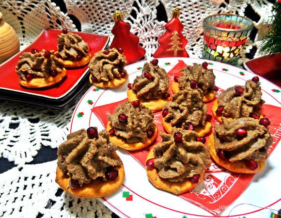 Украсить зернами граната.