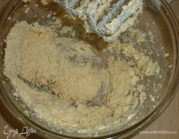 Разогреть духовку до 180°С. Миксером взбить размягченное масло с сахаром добела.